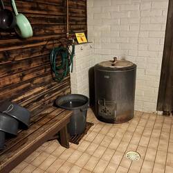 Traditionelle finnischer Saunavorraum (Dusche)