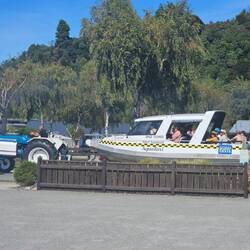 Le water taxi sur la route... Remorqué par un tracteur. Bizarre quand vous êtes dessus