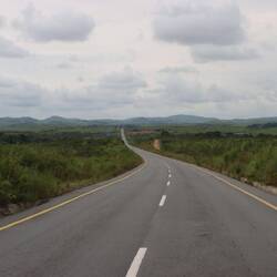 Anschließend folgt eine nagelneue Asphaltstraße