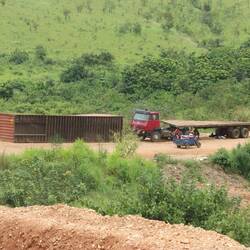 ...dieser LKW hat trotzdem seine Ladung verloren