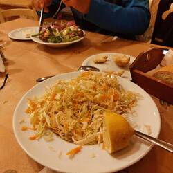 Typisch Kraut und Karotte als köstlicher Salat