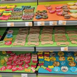 Es gibt nicht nur Schuhe im Shoppingcenter. Auch für Hunde wird gesorgt😉