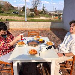 Mittagessen auf der nackten großen Terrasse, man fühlt sich noch etwas verloren