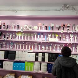 Das sind bandspezifische Lampen die auf Konzerten leuchten,erklärte mir der junge Mann auf dem Bild.