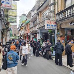 Die Schlange um sich limitierte Schuhe kaufen zu dürfen. Einmal um den Block😅