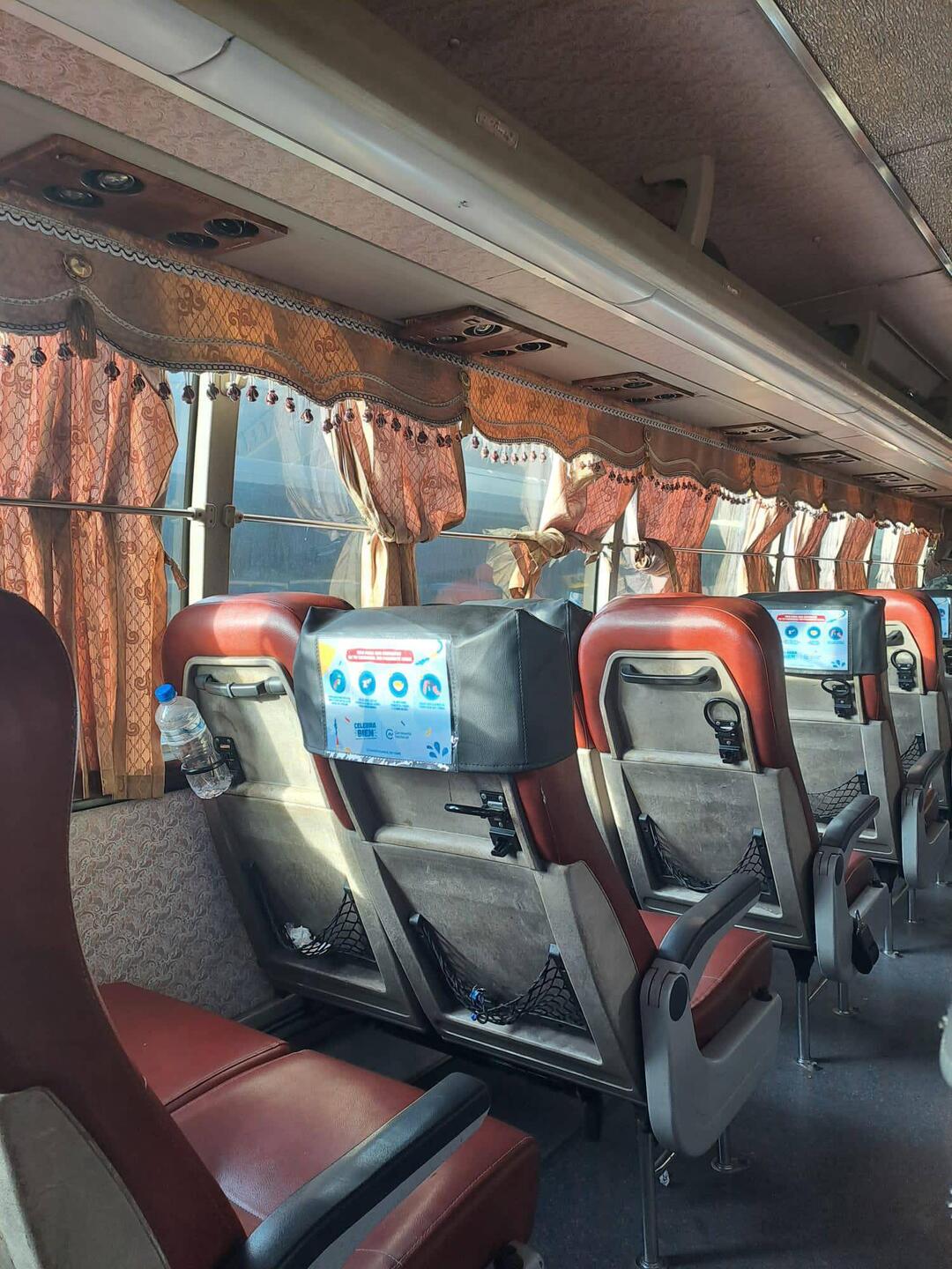 Üse Bus mit de lustige Gardine