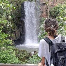 Mona, 🐝chen und ein bisschen (viel) Wasserfalls. Mag Mona.