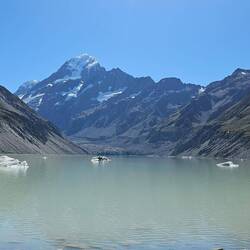 Hooker Lake w/ Aoraki in the background (& icebergs in front).