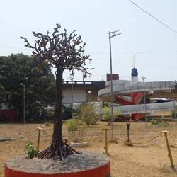 Der Peace Tree wurde als Mahnmal aus alten Waffen des Bürgerkriegs gebaut