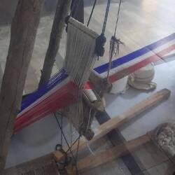 Ein Webstuhl für die Herstellung der traditionellen Kleidung