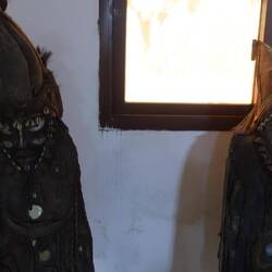 Diese Masken wurden im Krieg getragen und dienten sowohl zur Tarnung, als auch zum Schutz