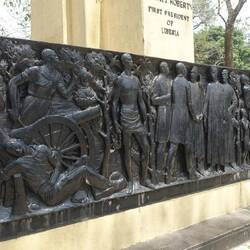 Die Statue ist auch der Ankunft der ersten Siedler aus den USA gewidmet