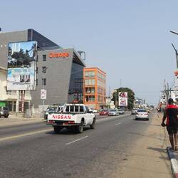 Eine große Hauptstraße mit vielen modernen Geschäften: Von Renaultautohaus bis Casio-Laden