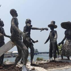 Die Statue stellt das erste Zusammentreffen der Siedler und der Einheimischen dar