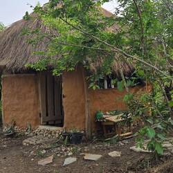 In dieser Hütte aus Lehm und Stroh haben wir bei Philipp geschlafen