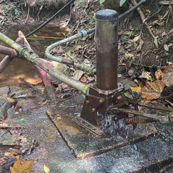 Mit dieser Widderpumpe (arbeitet ohne Strom) pumpt Philipp das Brauchwasser zur Farm hoch