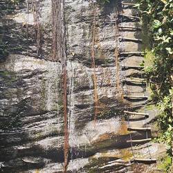 Unterhalb des Wasserreservoirs liegt ein wunderschöner Wasserfall, weit weg vom Tourismus