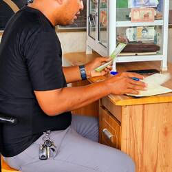 10 min weiter werden die Tickets in grün gewechselt und Geld für sehr schlechten Kurs gewechselt.