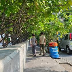 Walking along the beach in Malé. They have a nice family beach here.