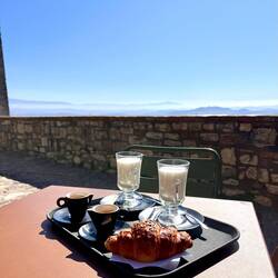 Café von latte mit Croissant 4,90 und traumhaft schöner Blick