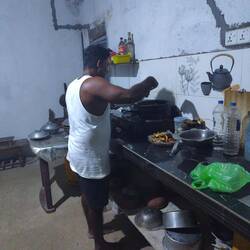 Roshana kocht in Indras Küche für uns