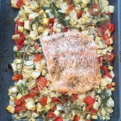 Ofengemüse mit Lachs, lecker auf der Terrasse verspeist