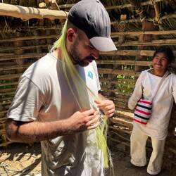 El Kaka explora el mundo de las pelucas