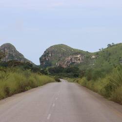 Es ist über weite Teile hügelig...