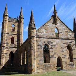 ... Und eine Kirche darf natürlich auch nicht fehlen.