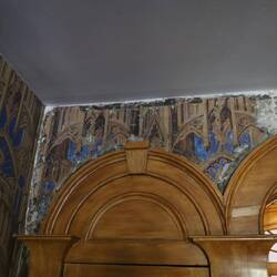 Rechts Original, links restauriert.