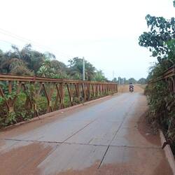 So abenteuerlich wie auf der Old-Railway-Road sind die Brücken zum Glück noch nicht