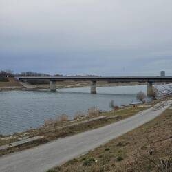 Donau mit dem Donauradweg
