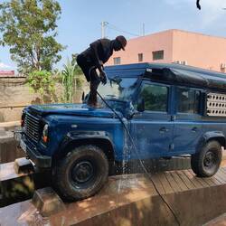 ...bevor schonend die Motorhaube bestiegen wird