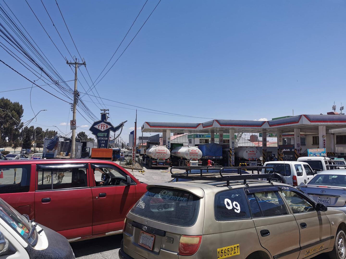 Schlange für Benzin