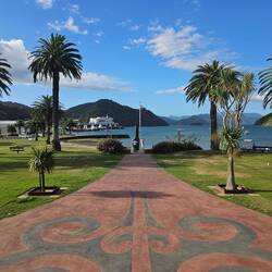 Esplanade à Picton avec le monument aux morts