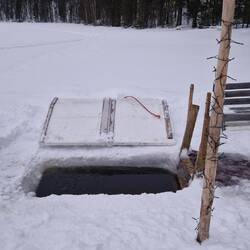 Nach der Sauna hinein ins Eisloch.