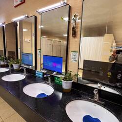 Es sah sehr modern mit den Bildschirmen an den Spiegeln aber funktioniert haben sie nicht