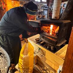 Woodee wirft für uns ein Feuer an