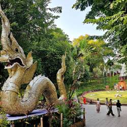 Wat Phnom liegt 2km Luftlinie entfernt vom Unabhängigkeitsdenkmal.
