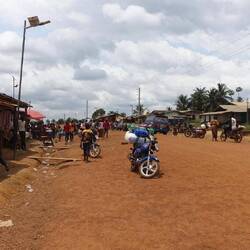 Hier ist nochmal eine kleine Stadt mit ein paar mehr Geschäften