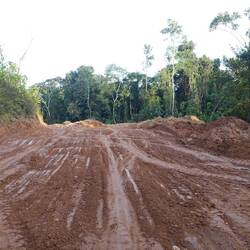 Hier ist die Straße noch in Bau - ich bin froh, wenn ich einen festen Streifen Erde finde