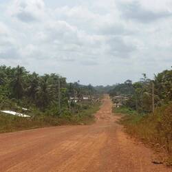 Noch geht es auf breiter, gut ausgebauter Piste durch die Dörfer
