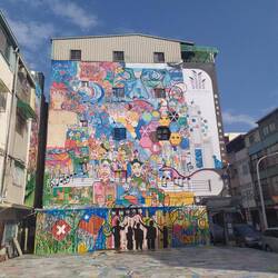 Arts district/pier had a lot of wall paintings