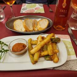 Für mich frittierter Lauch als Vorspeise. Der Wein kommt aus dem Dorf - toll!