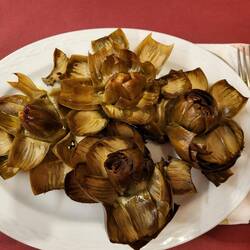 Meine Hauptspeise sind leckere Artischocken.