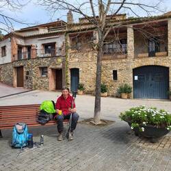 Der Dorfplatz lädt zur Rast ein.