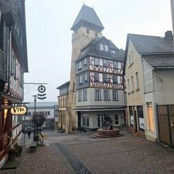 Neuere Häuser fügen sich recht gut ein