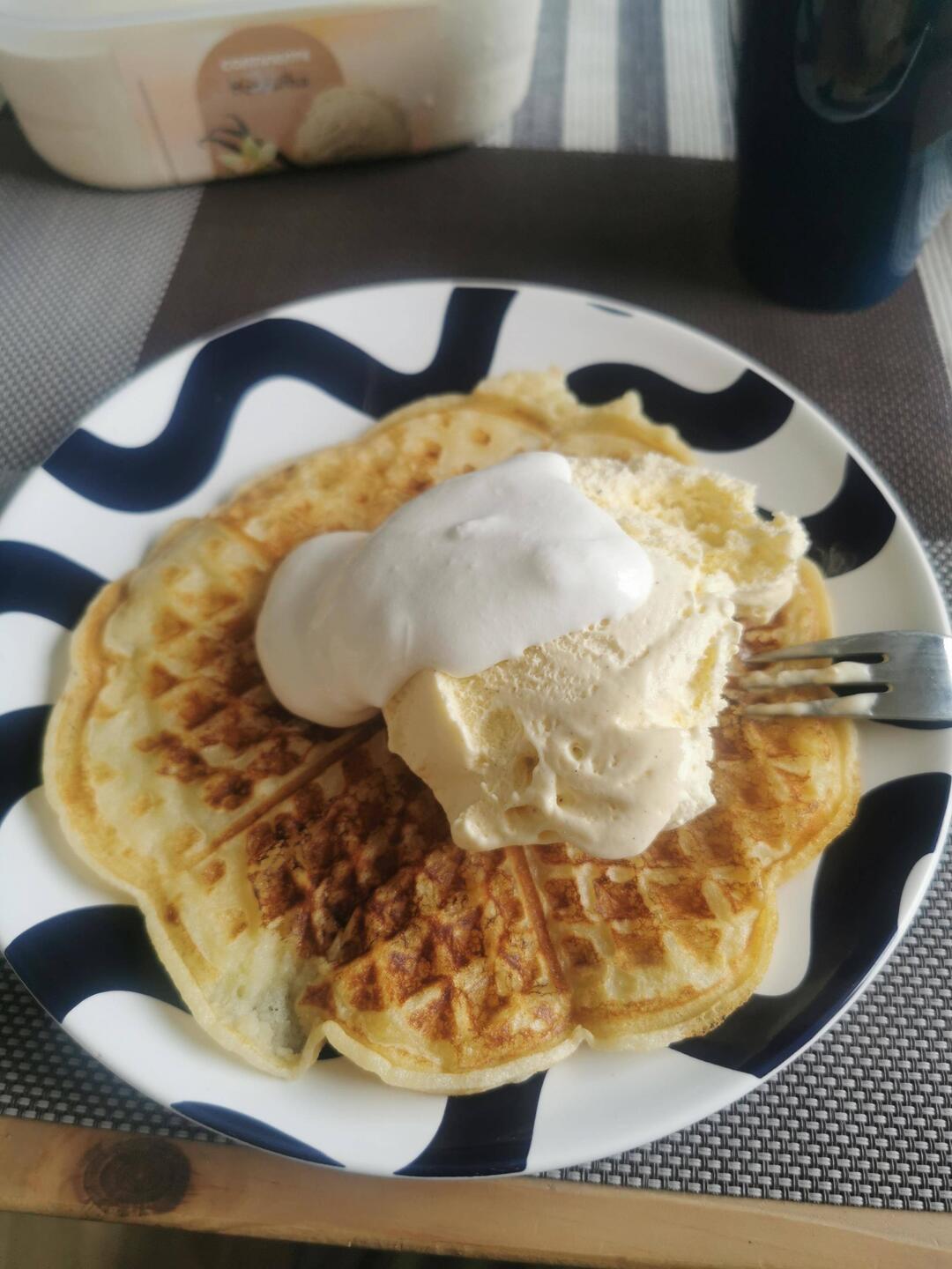 Lecker. Waffel mit Eis und Schlagsahne. Leider ohne Eierlikör 😁