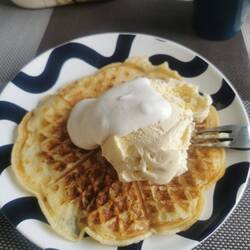 Lecker. Waffel mit Eis und Schlagsahne. Leider ohne Eierlikör 😁