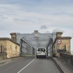 Kurz vorm Ziel über die Gitterträgerbrücke von Cubzac (G. Eiffel projektiert 1869+gebaut 1879-1883.